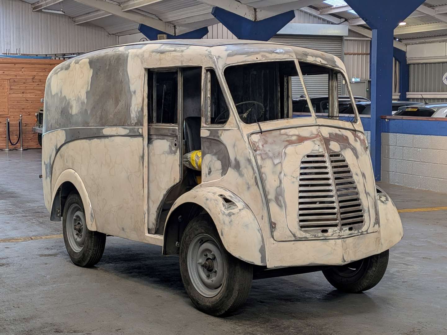 <p>1958 MORRIS J-TYPE VAN</p>