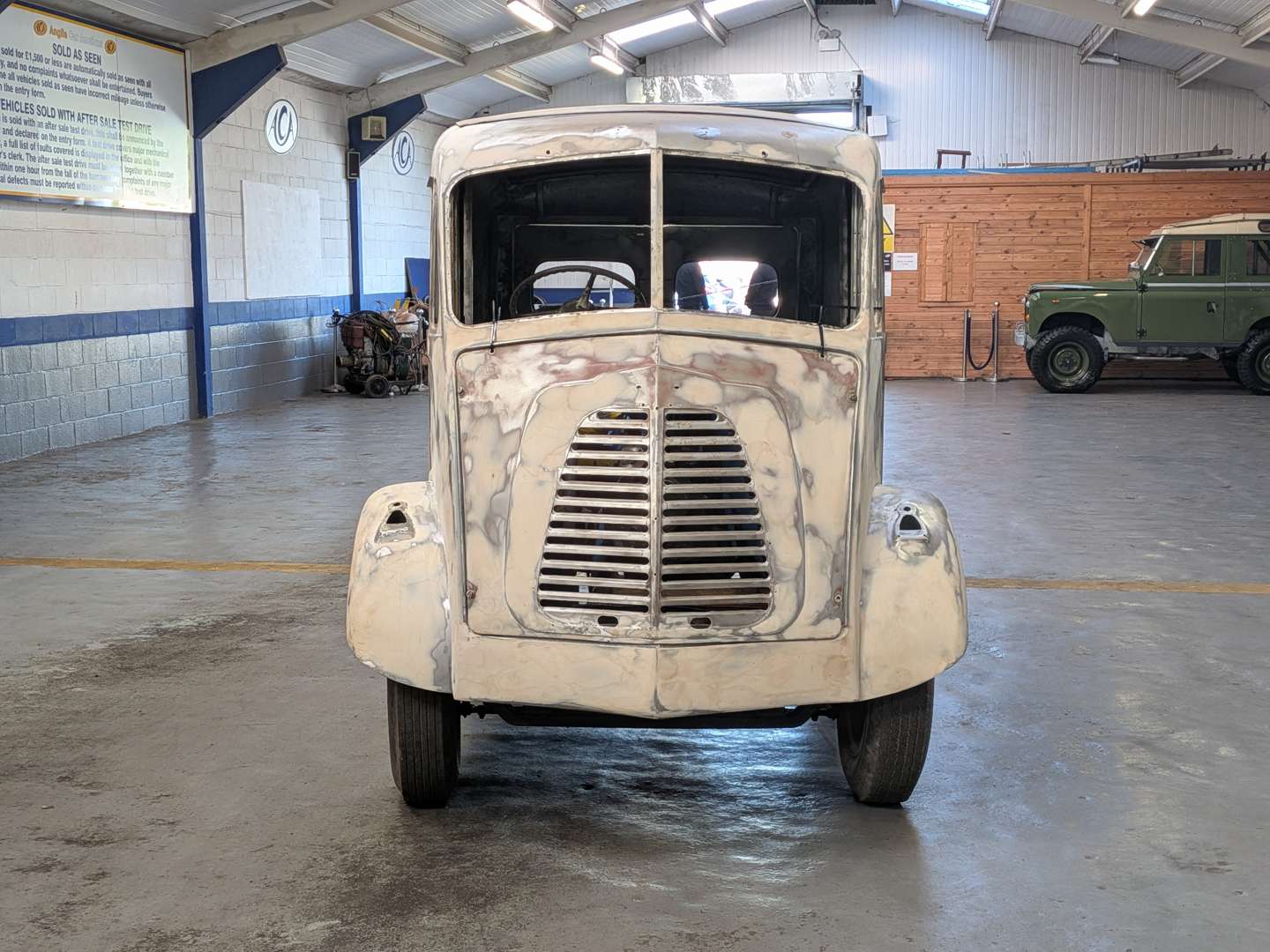 <p>1958 MORRIS J-TYPE VAN</p>