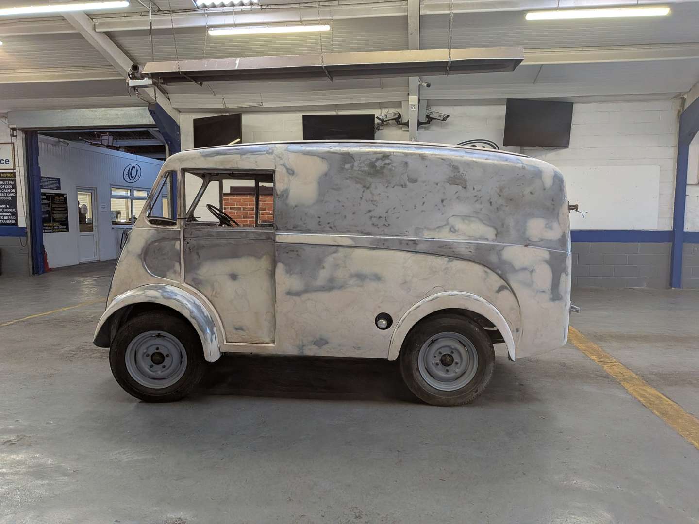 <p>1958 MORRIS J-TYPE VAN</p>