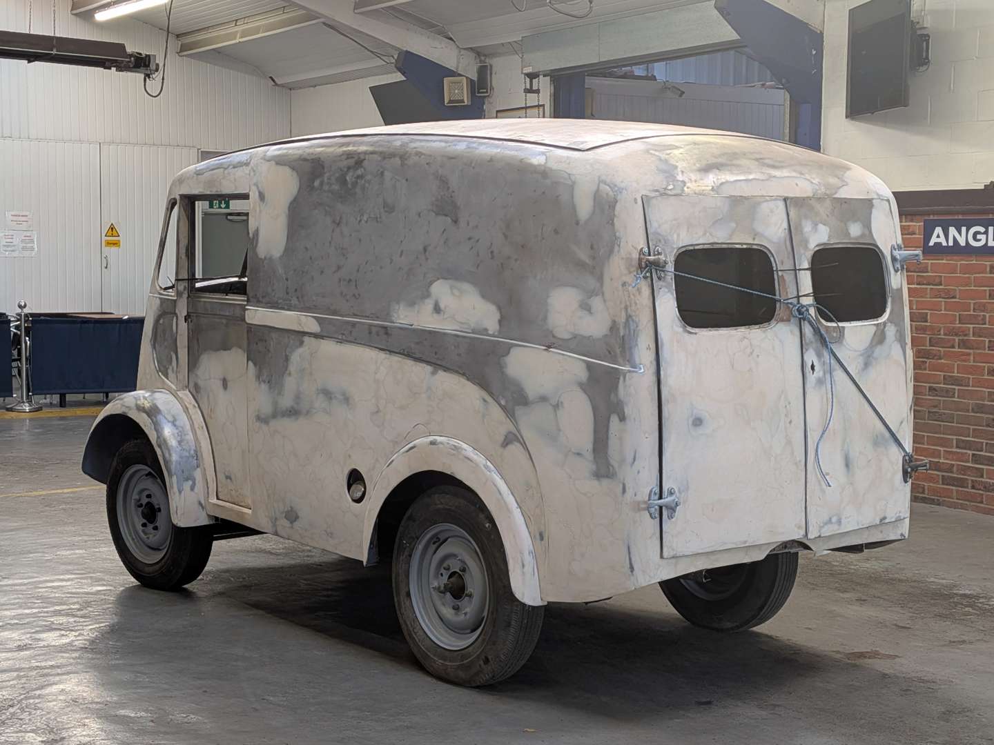 <p>1958 MORRIS J-TYPE VAN</p>