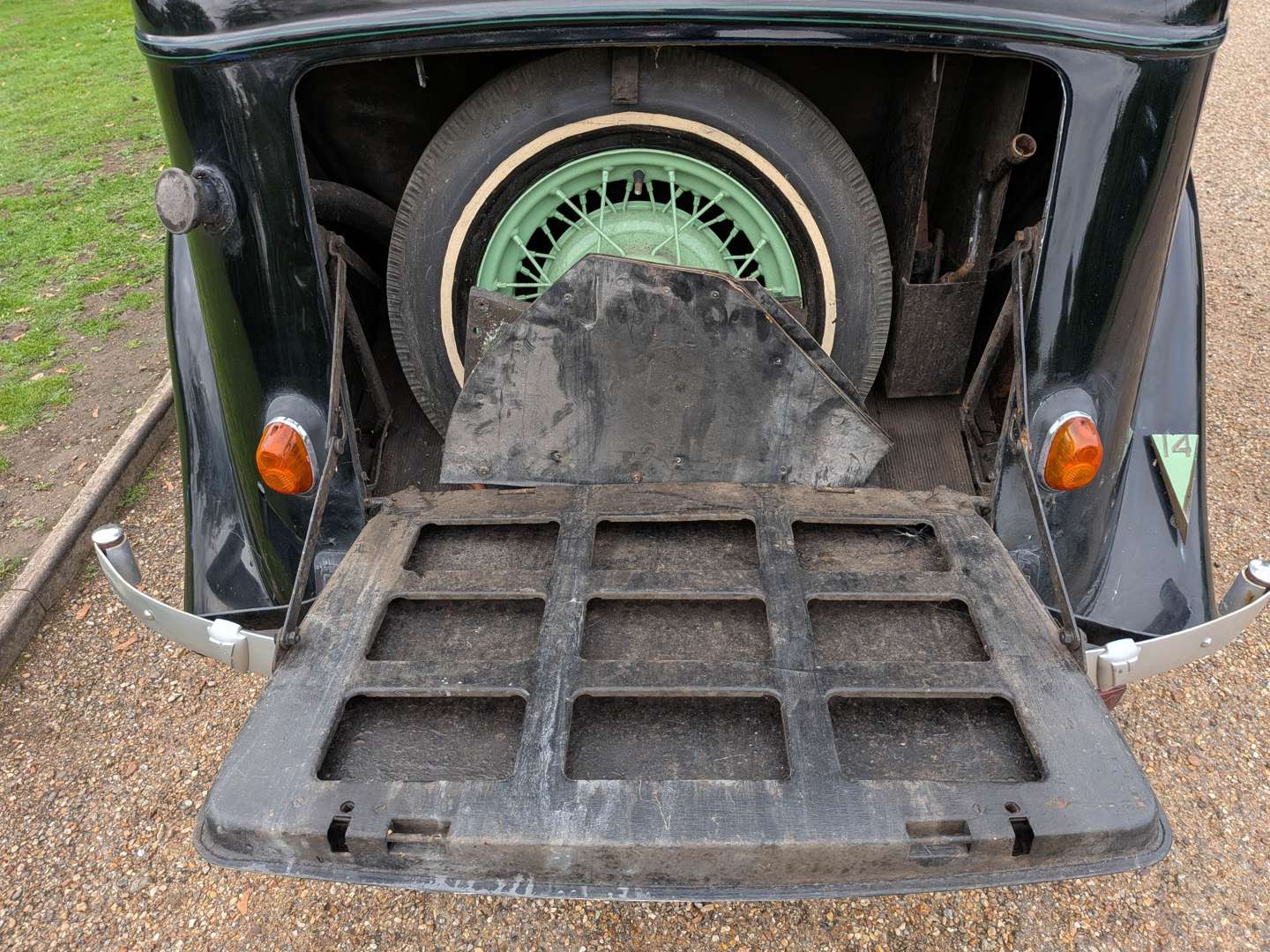 <p>1935 VAUXHALL 14/6 SALOON</p>
