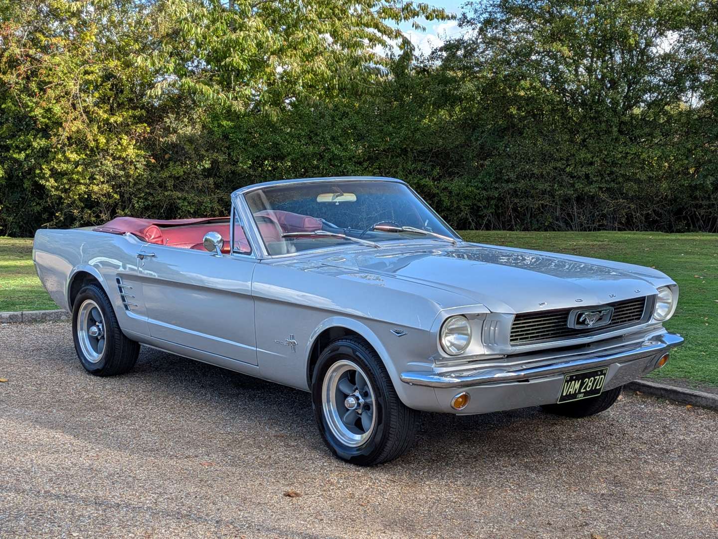 <p>1966 FORD MUSTANG CONVERTIBLE AUTO LHD</p>