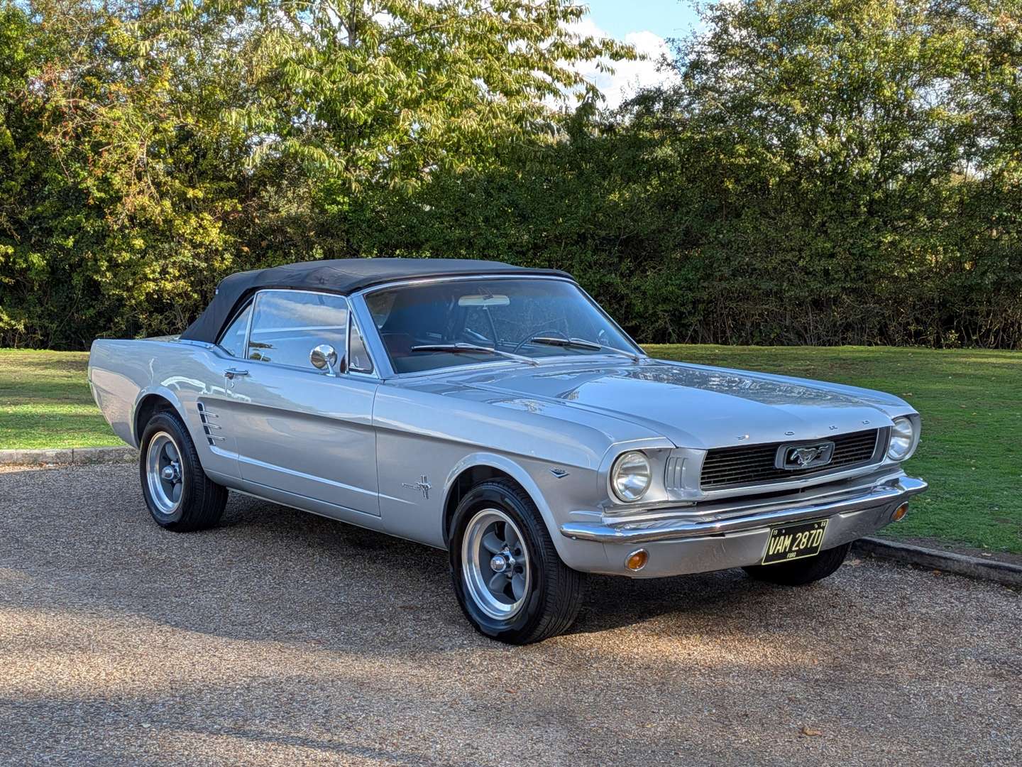 <p>1966 FORD MUSTANG CONVERTIBLE AUTO LHD</p>