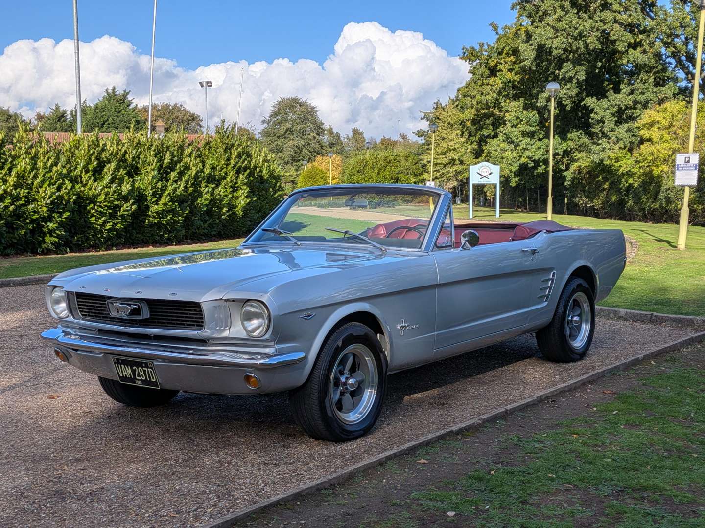 <p>1966 FORD MUSTANG CONVERTIBLE AUTO LHD</p>
