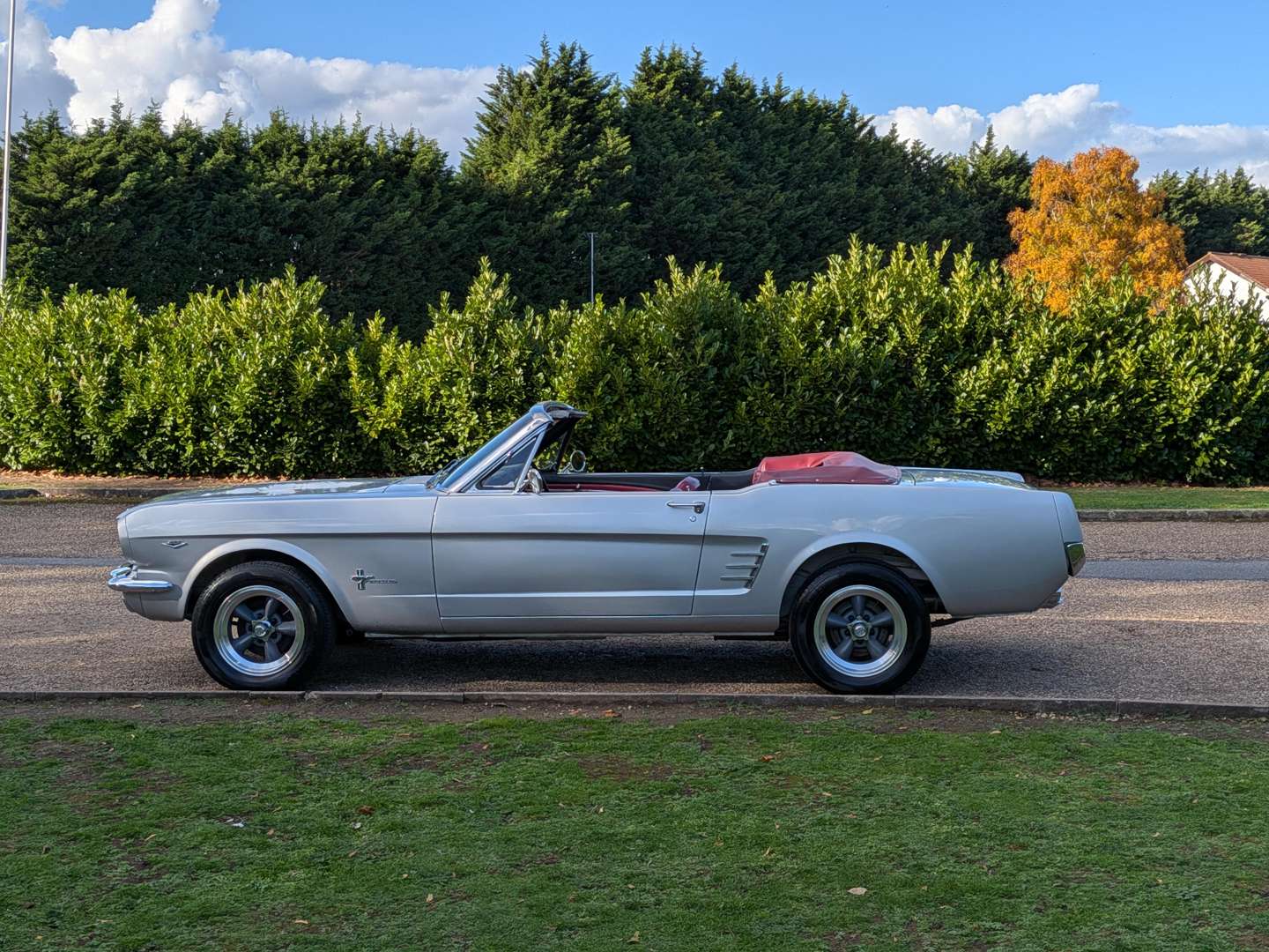 <p>1966 FORD MUSTANG CONVERTIBLE AUTO LHD</p>