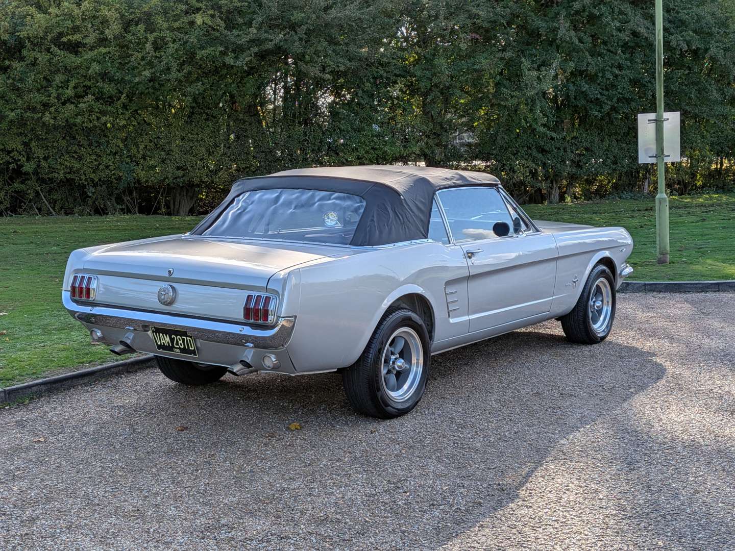 <p>1966 FORD MUSTANG CONVERTIBLE AUTO LHD</p>