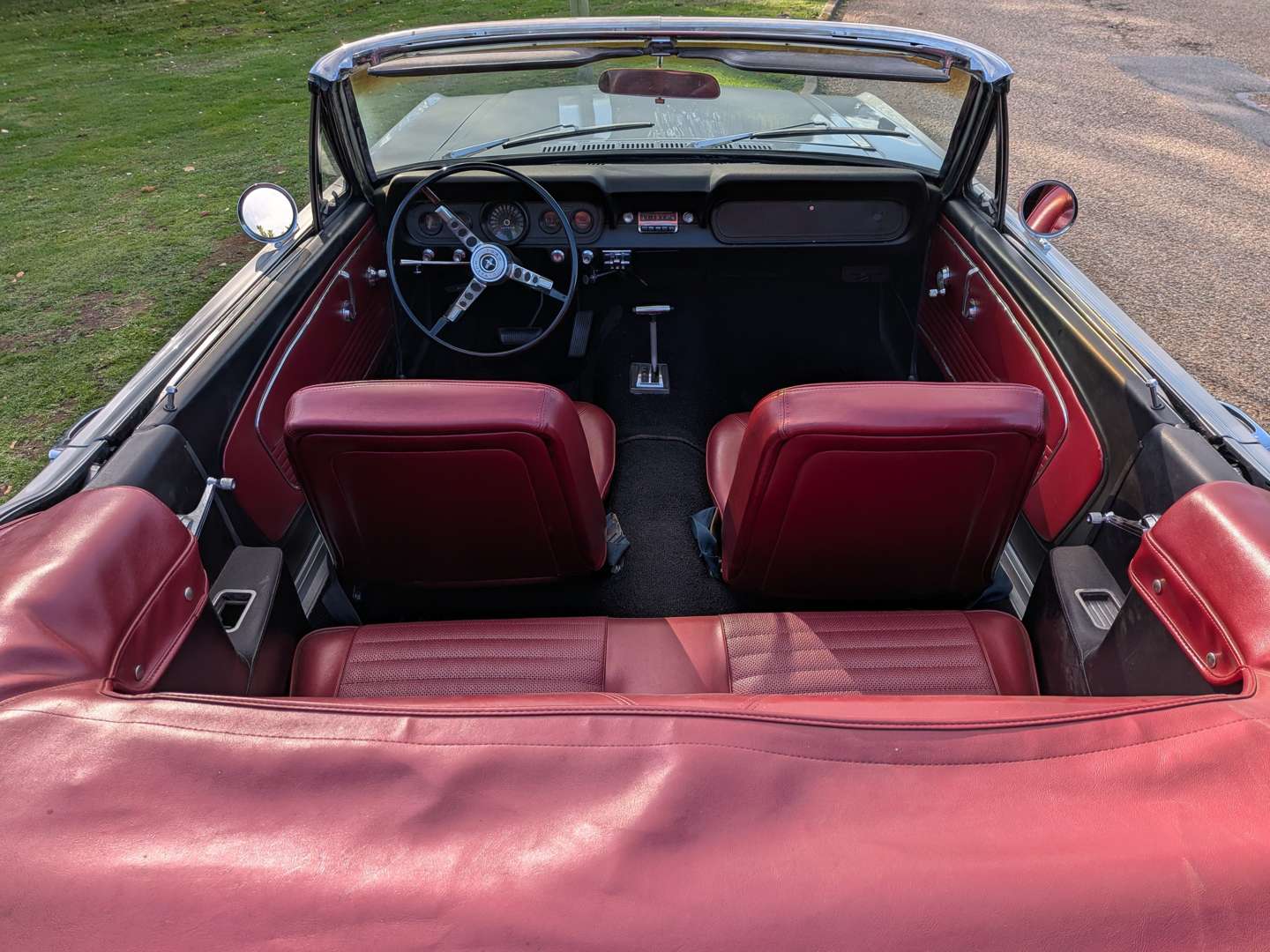 <p>1966 FORD MUSTANG CONVERTIBLE AUTO LHD</p>