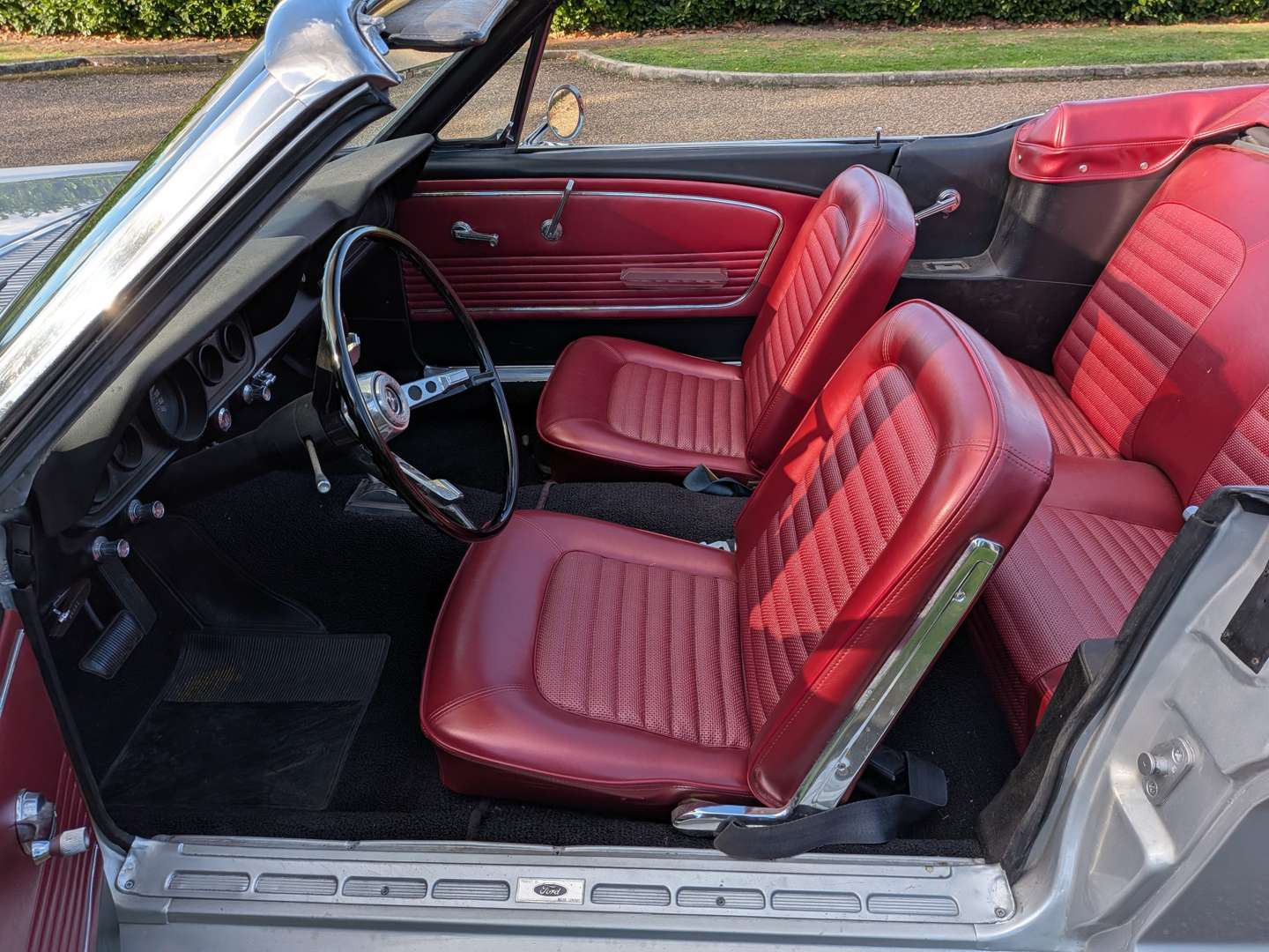 <p>1966 FORD MUSTANG CONVERTIBLE AUTO LHD</p>