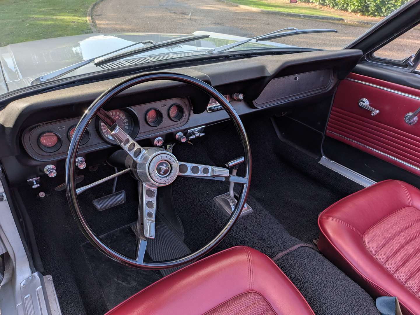 <p>1966 FORD MUSTANG CONVERTIBLE AUTO LHD</p>