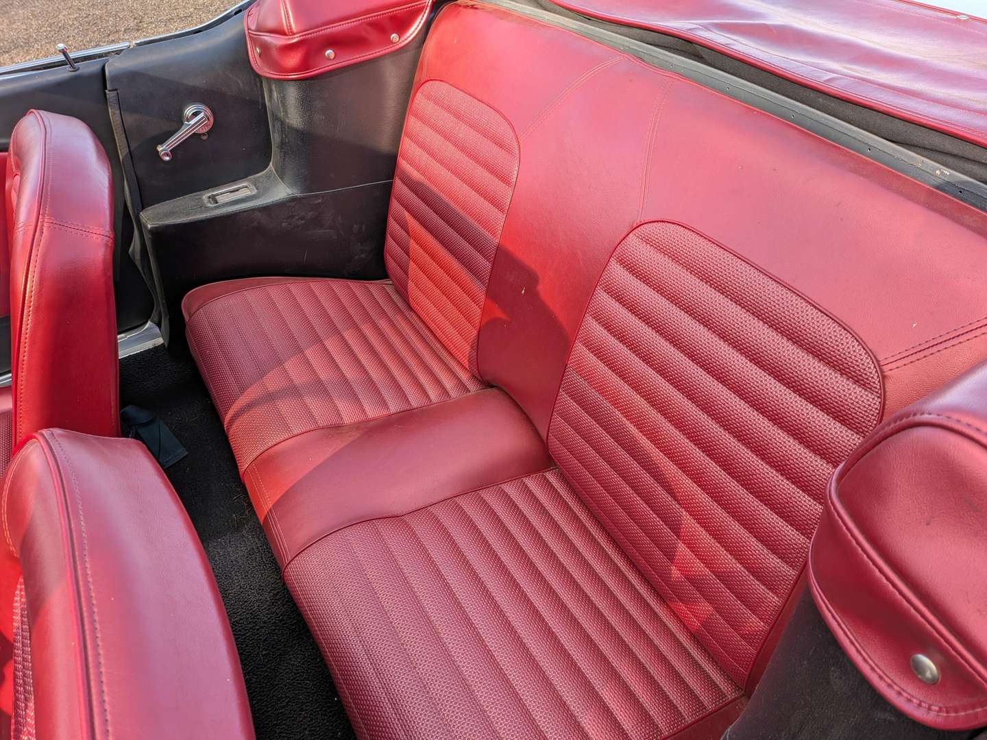 <p>1966 FORD MUSTANG CONVERTIBLE AUTO LHD</p>