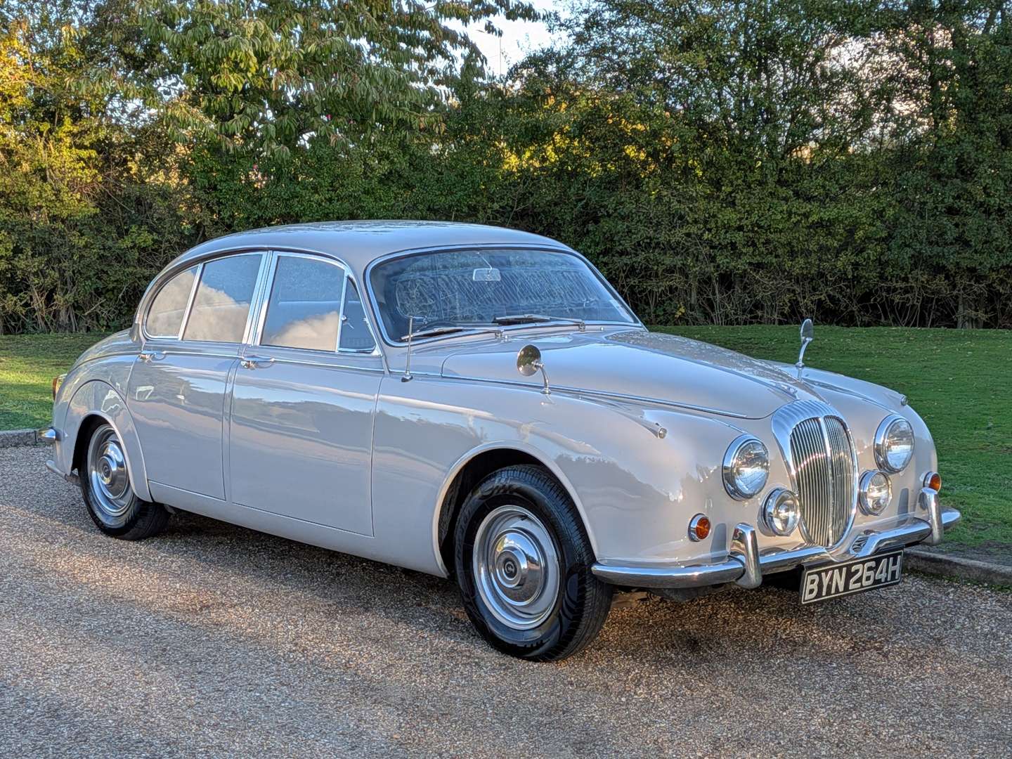 <p>1969 DAIMLER V8 250</p>