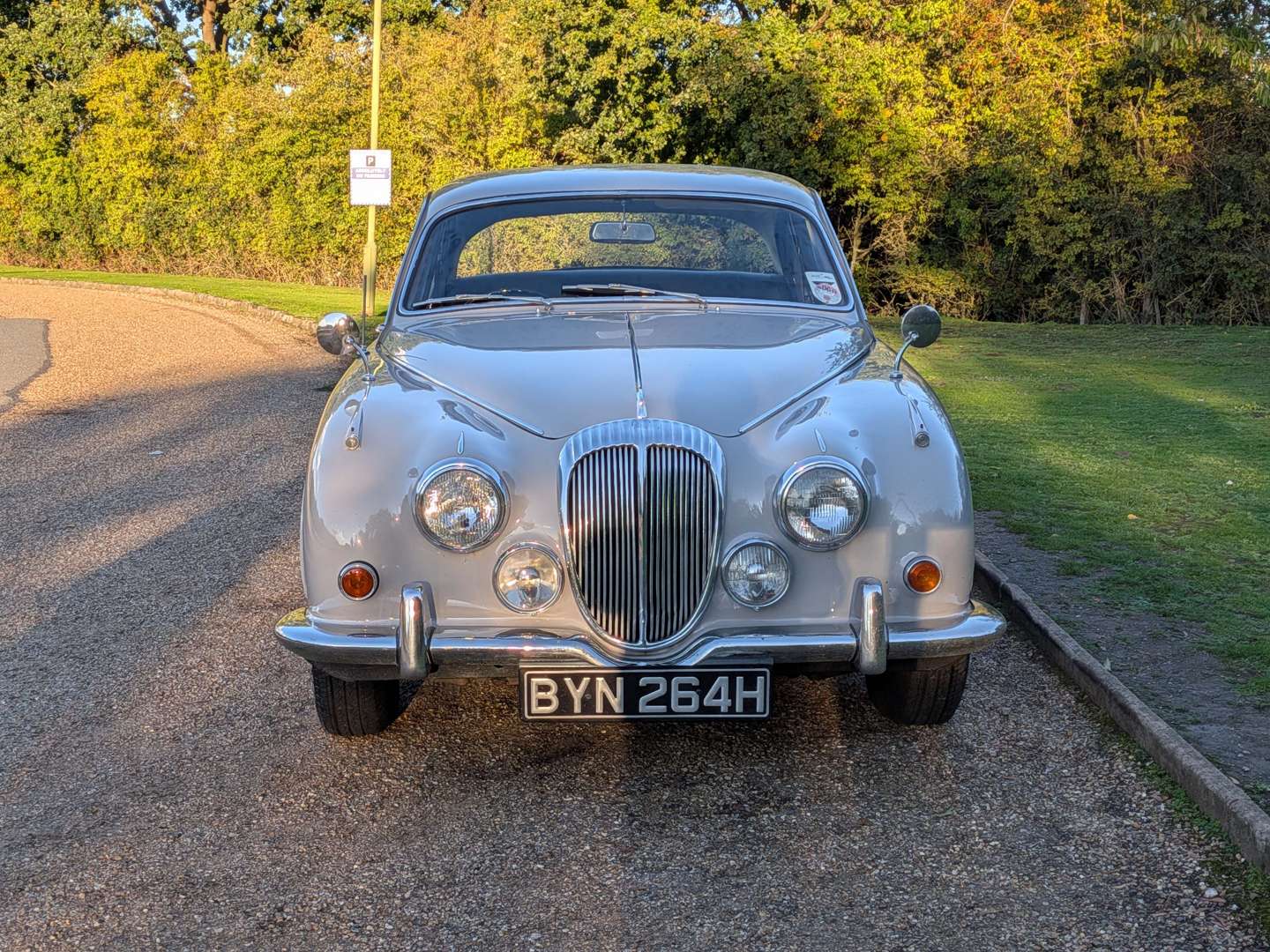 <p>1969 DAIMLER V8 250</p>