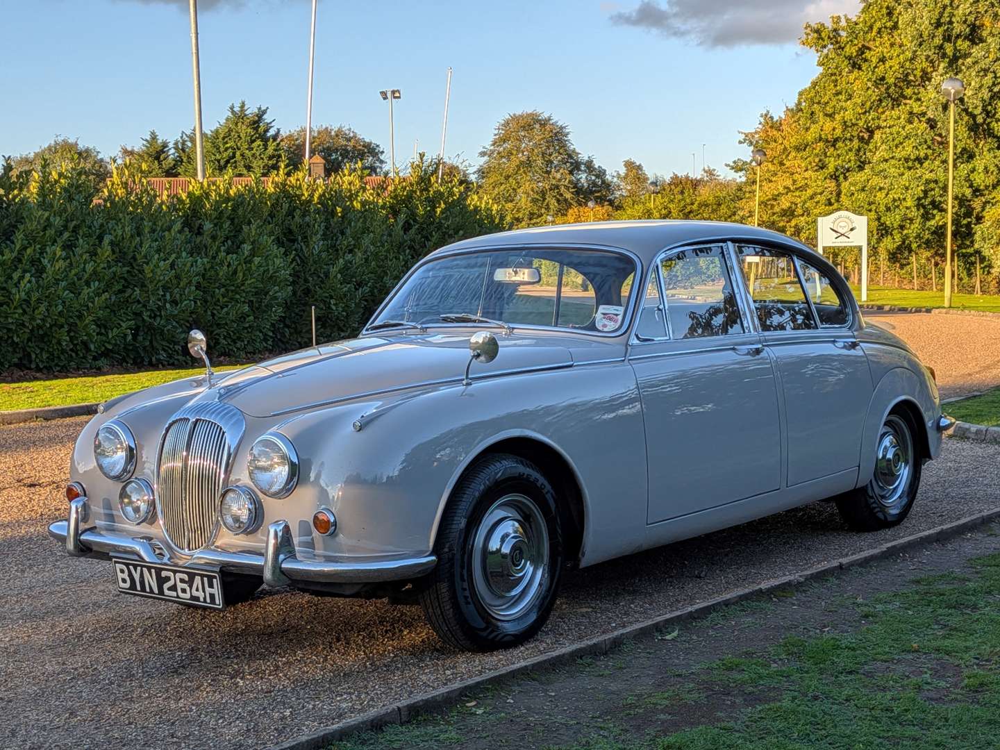 <p>1969 DAIMLER V8 250</p>
