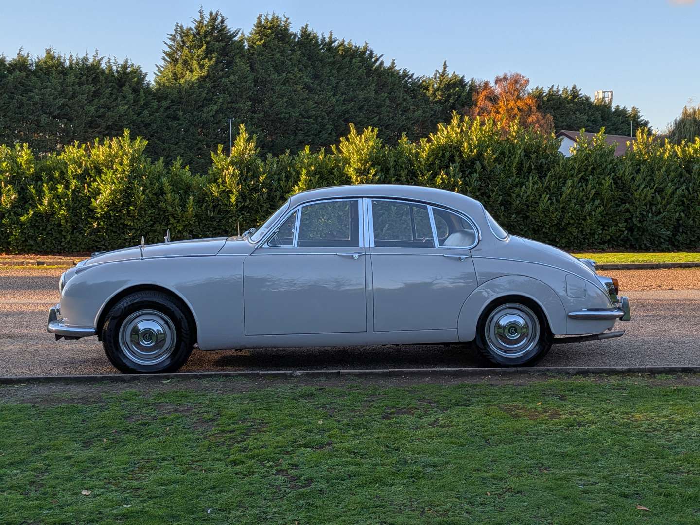 <p>1969 DAIMLER V8 250</p>