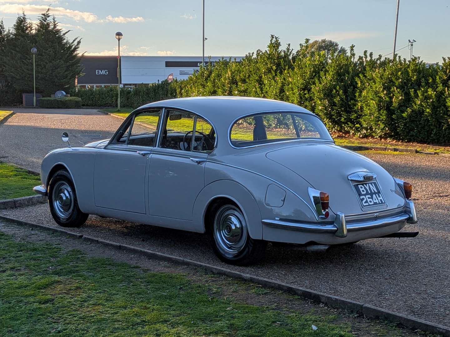 <p>1969 DAIMLER V8 250</p>