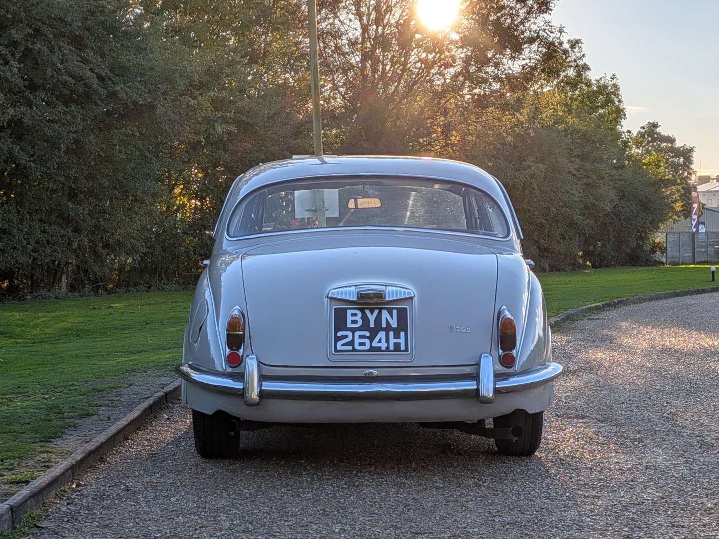 <p>1969 DAIMLER V8 250</p>