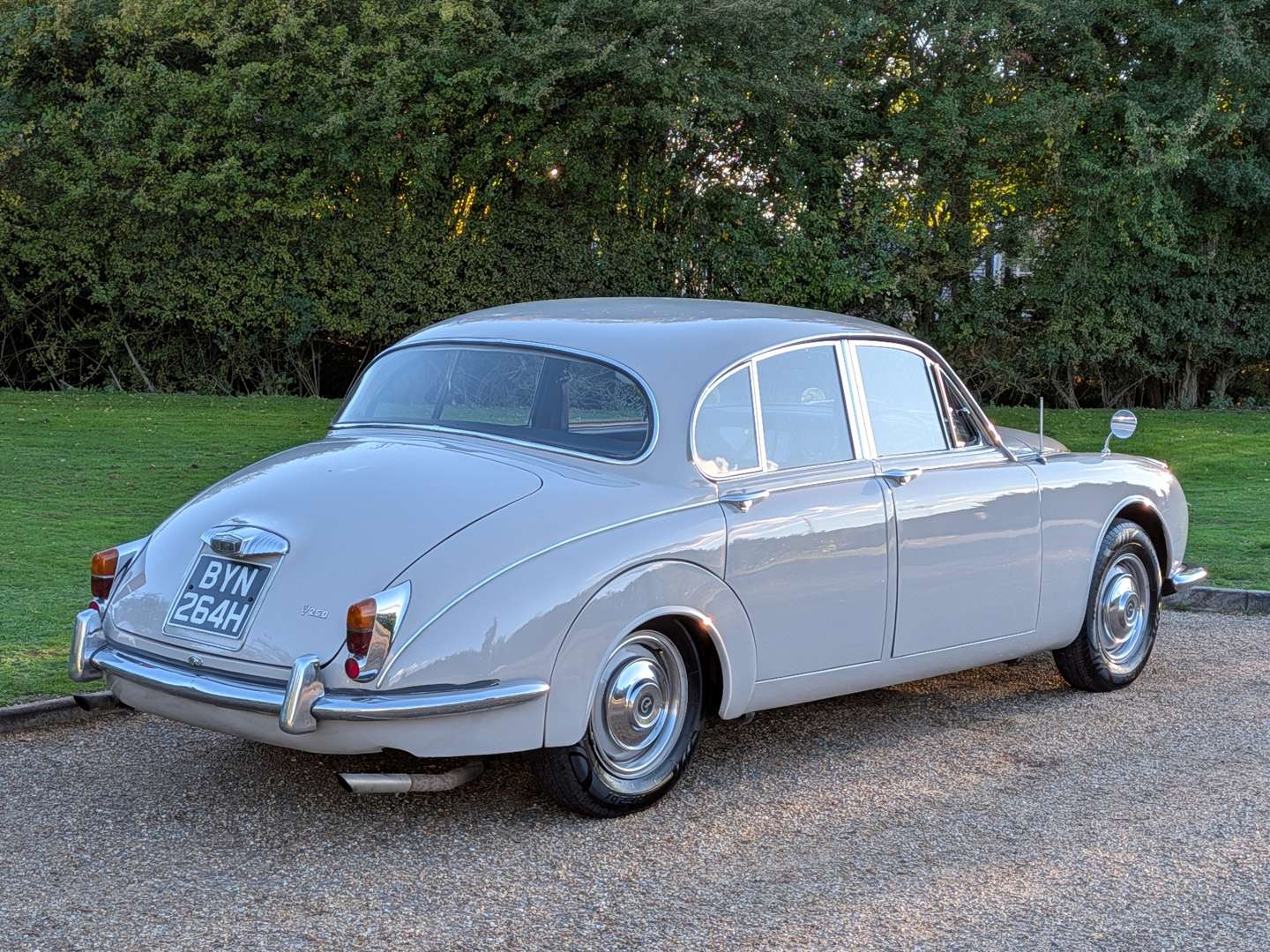 <p>1969 DAIMLER V8 250</p>