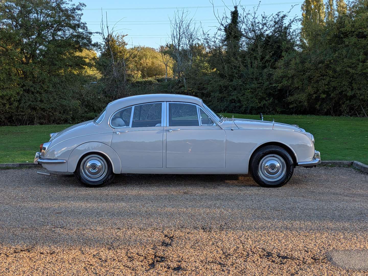 <p>1969 DAIMLER V8 250</p>