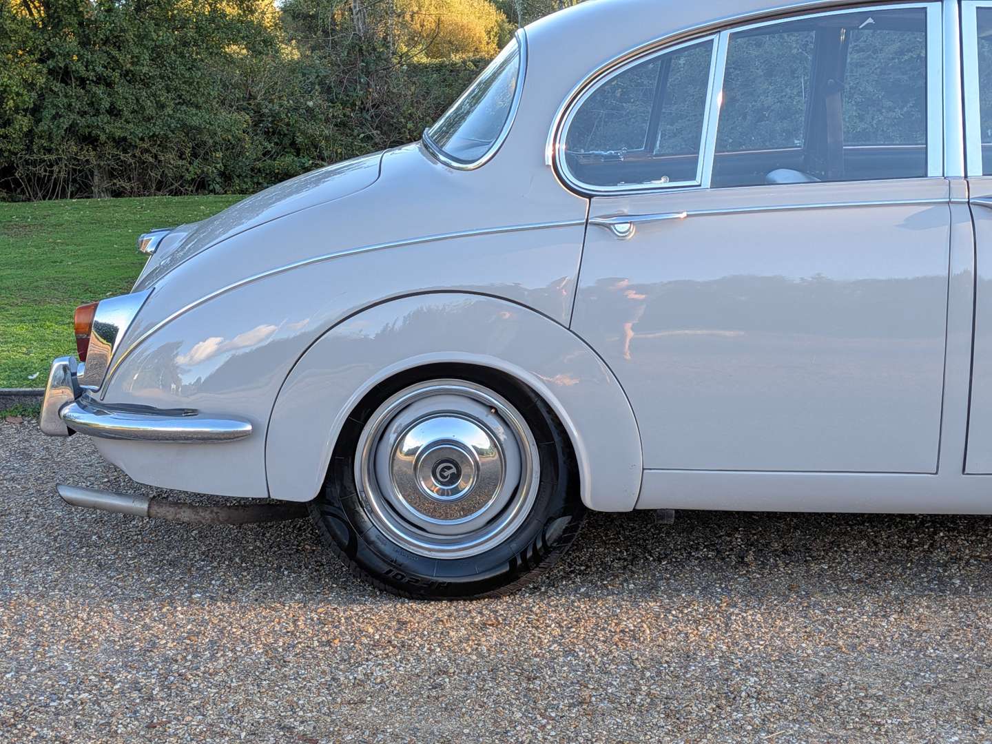 <p>1969 DAIMLER V8 250</p>