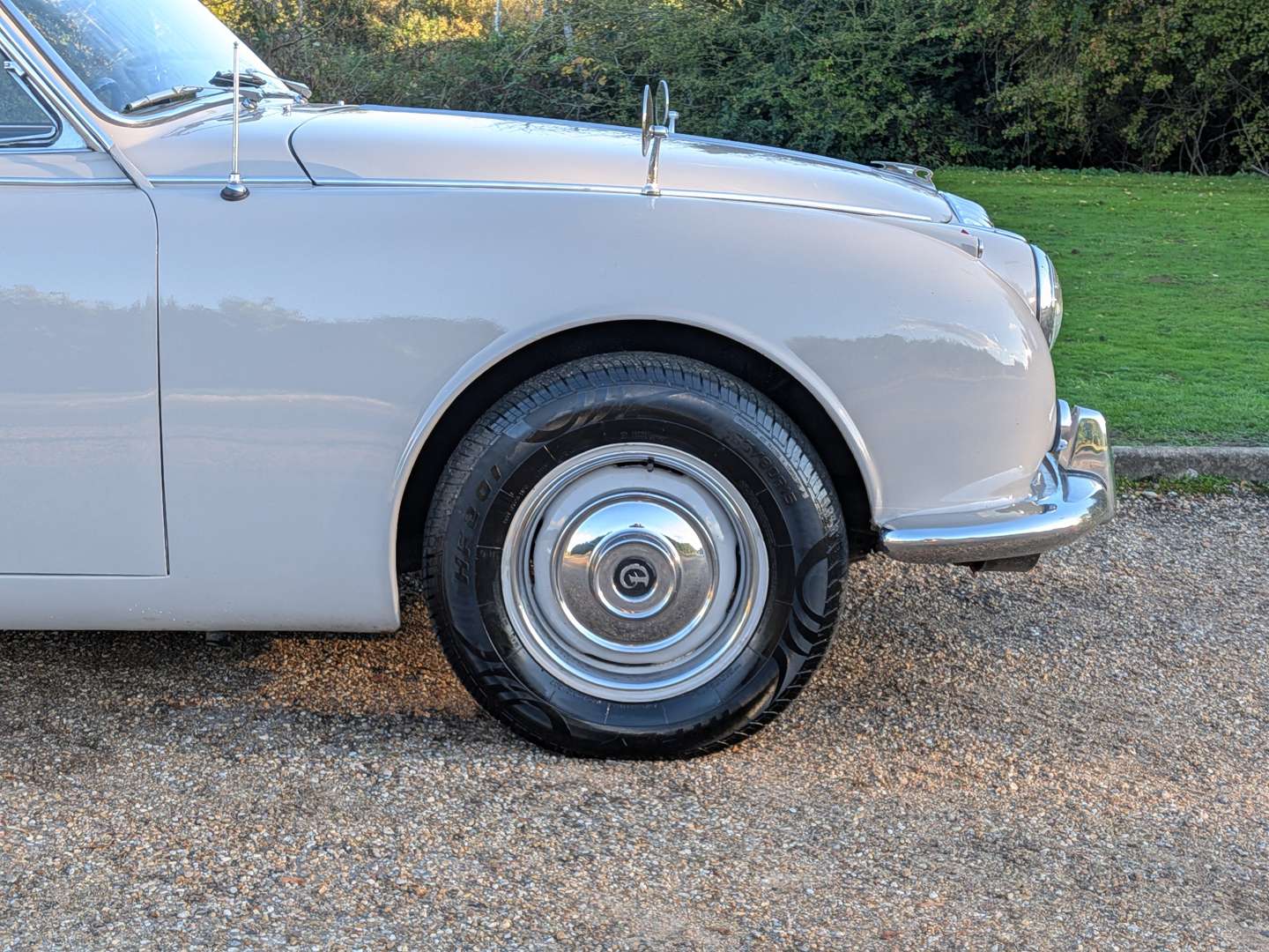 <p>1969 DAIMLER V8 250</p>
