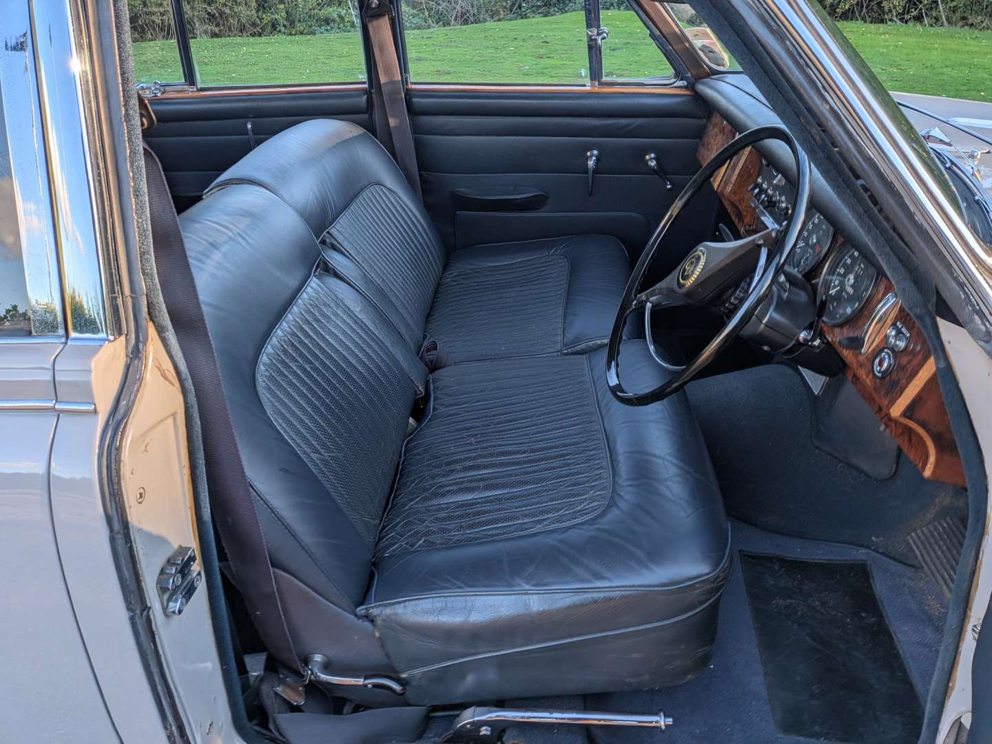<p>1969 DAIMLER V8 250</p>