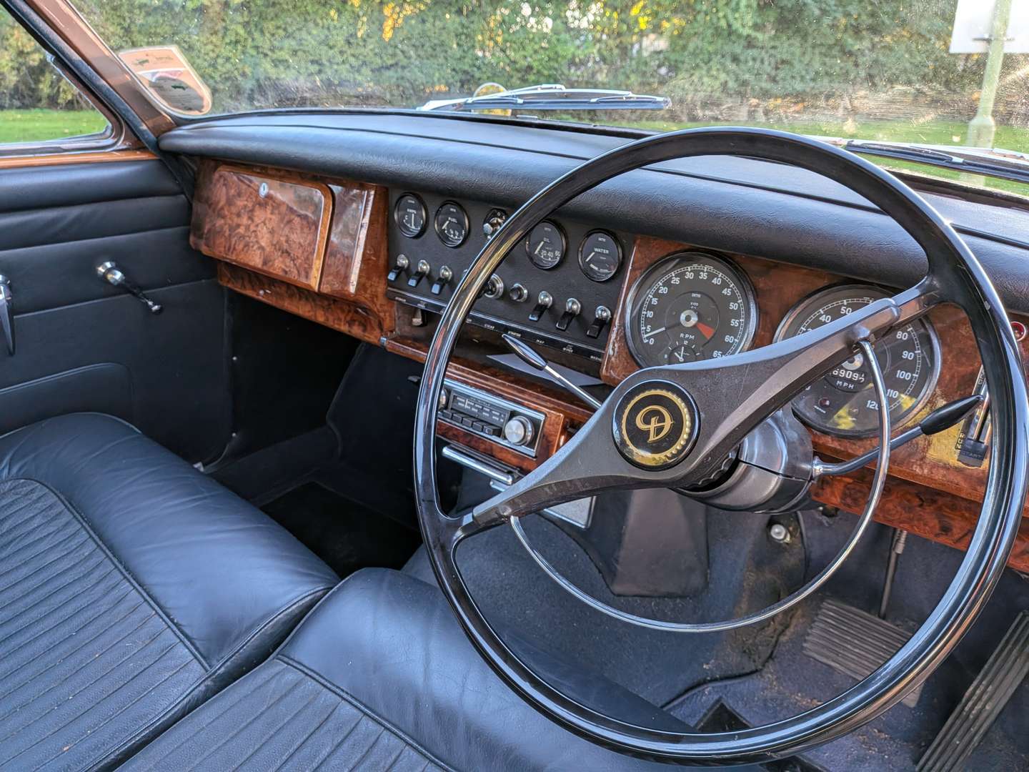 <p>1969 DAIMLER V8 250</p>
