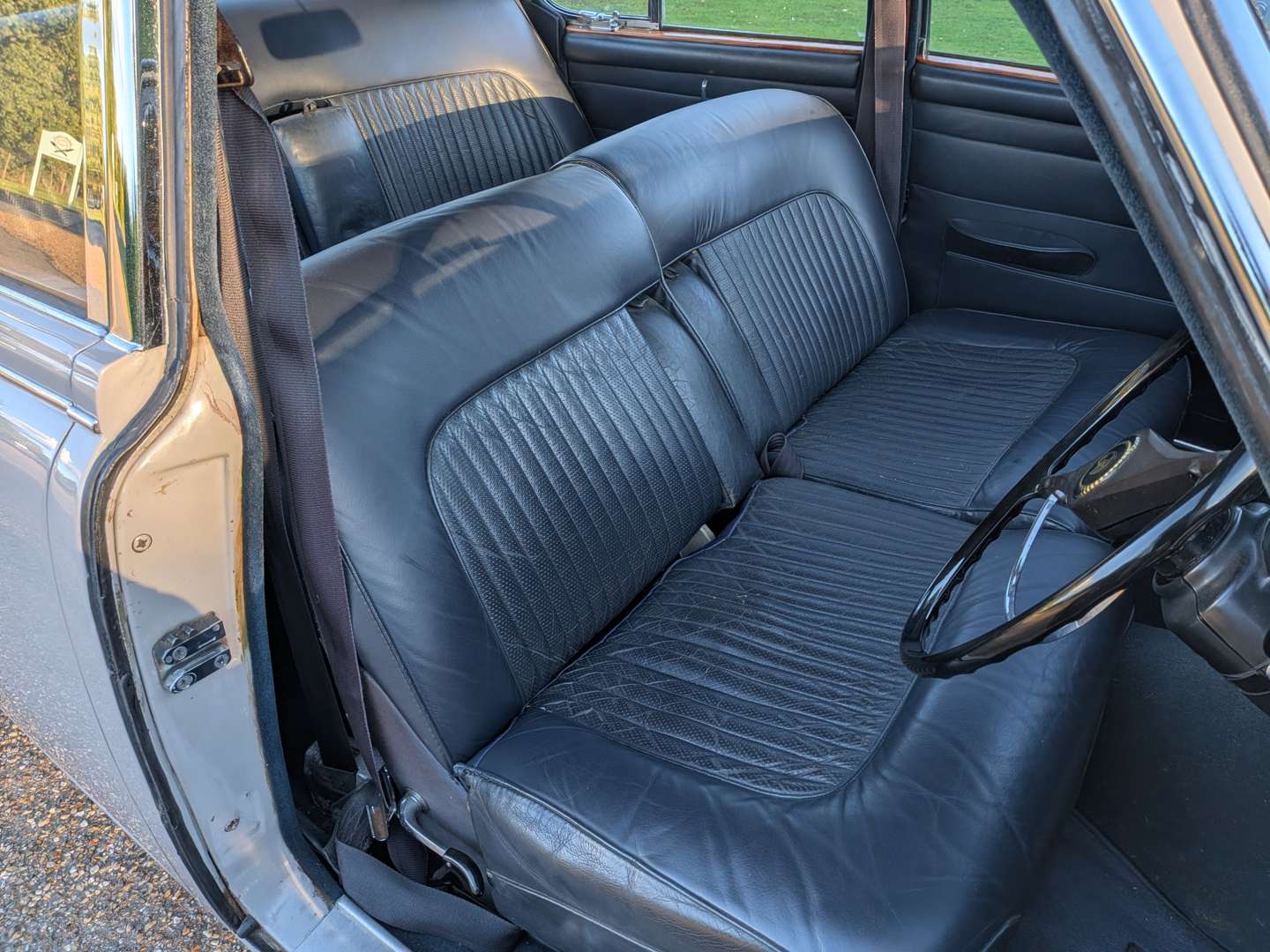 <p>1969 DAIMLER V8 250</p>