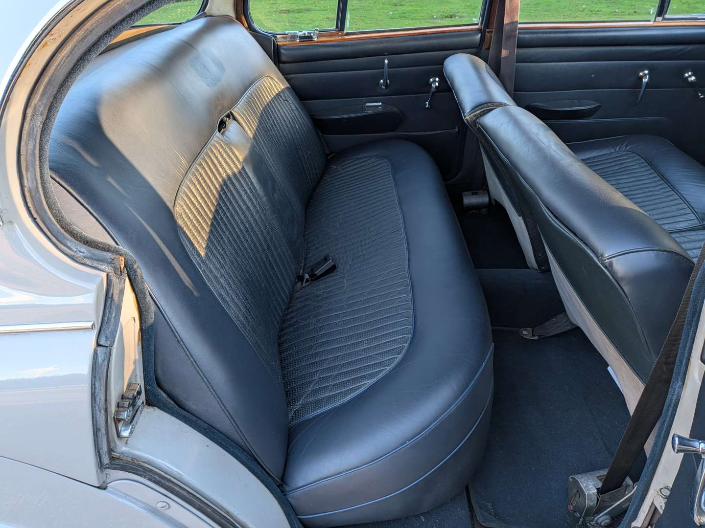 <p>1969 DAIMLER V8 250</p>