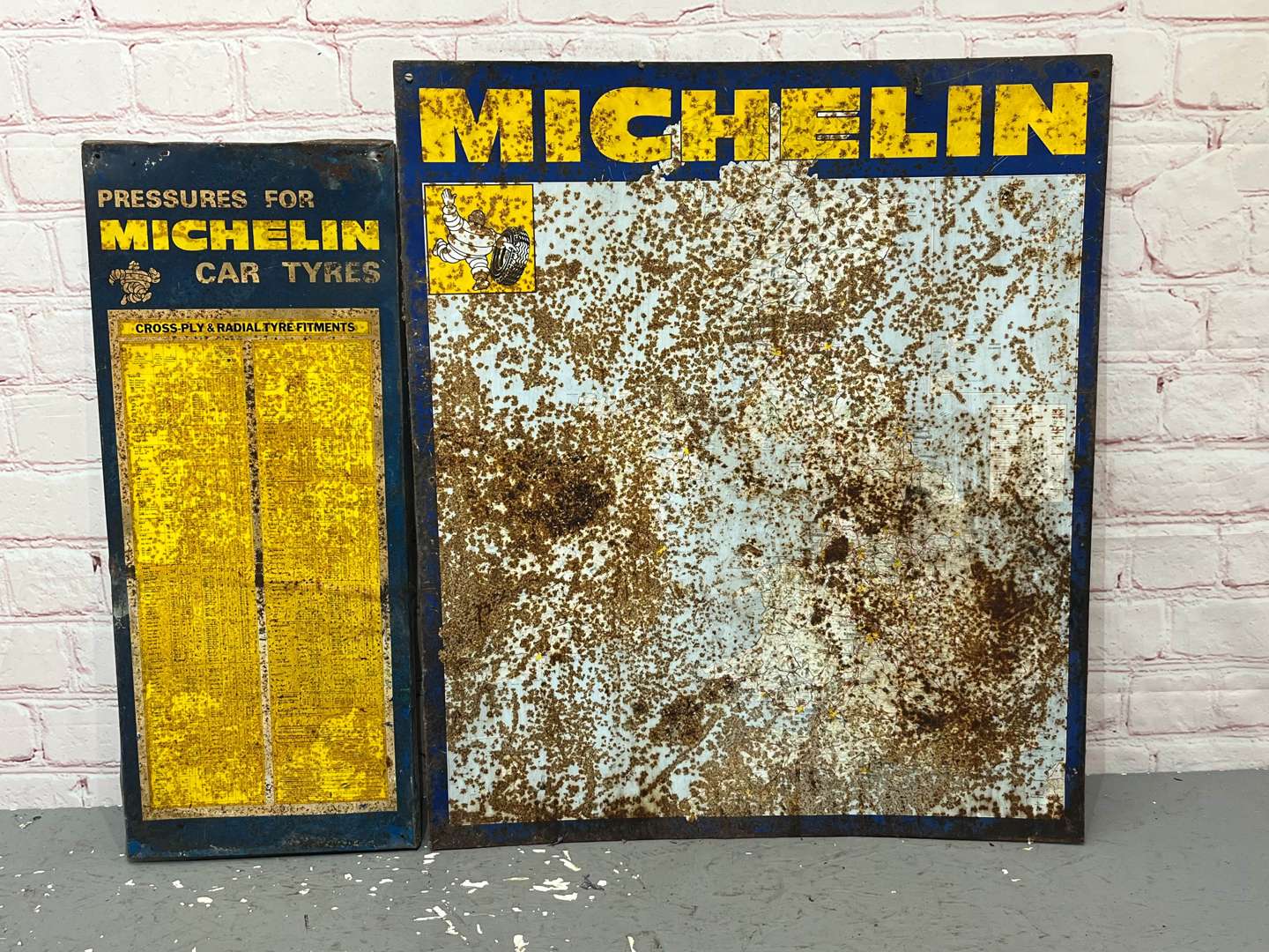 <p>Michelin Tin Map Sign & Tyre Pressure Chart (2)</p>