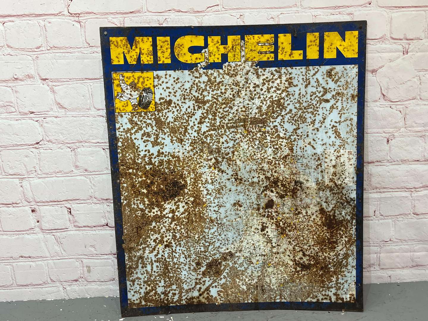 <p>Michelin Tin Map Sign & Tyre Pressure Chart (2)</p>