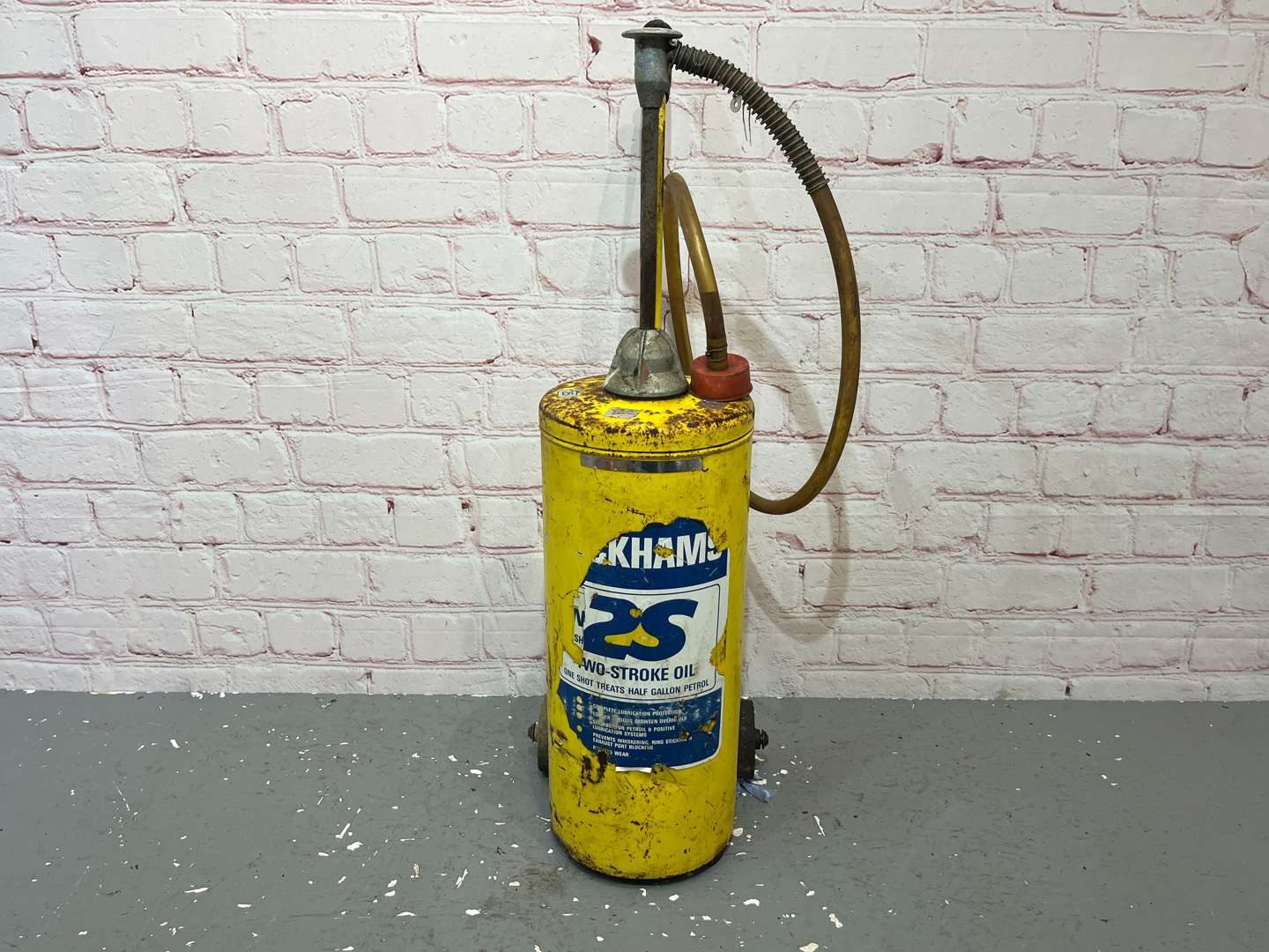 <p>Duckhams Two Stroke Wheeled Oil Dispenser&nbsp;</p>
