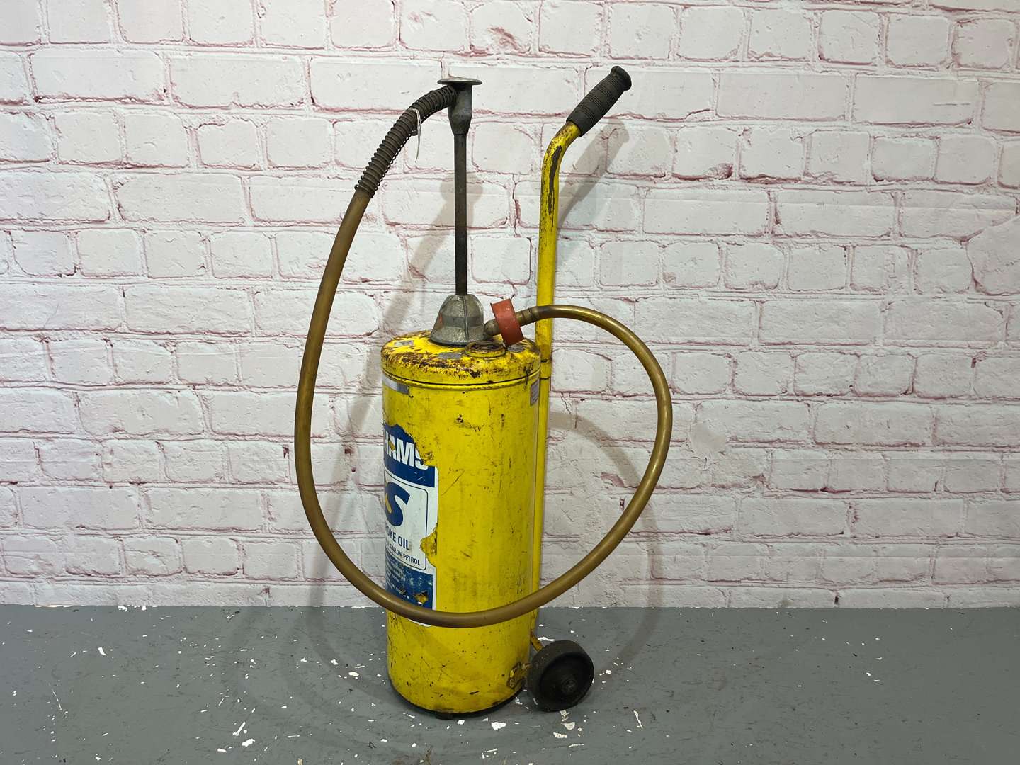 <p>Duckhams Two Stroke Wheeled Oil Dispenser&nbsp;</p>