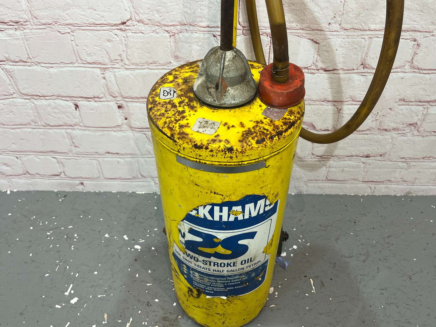 <p>Duckhams Two Stroke Wheeled Oil Dispenser&nbsp;</p>