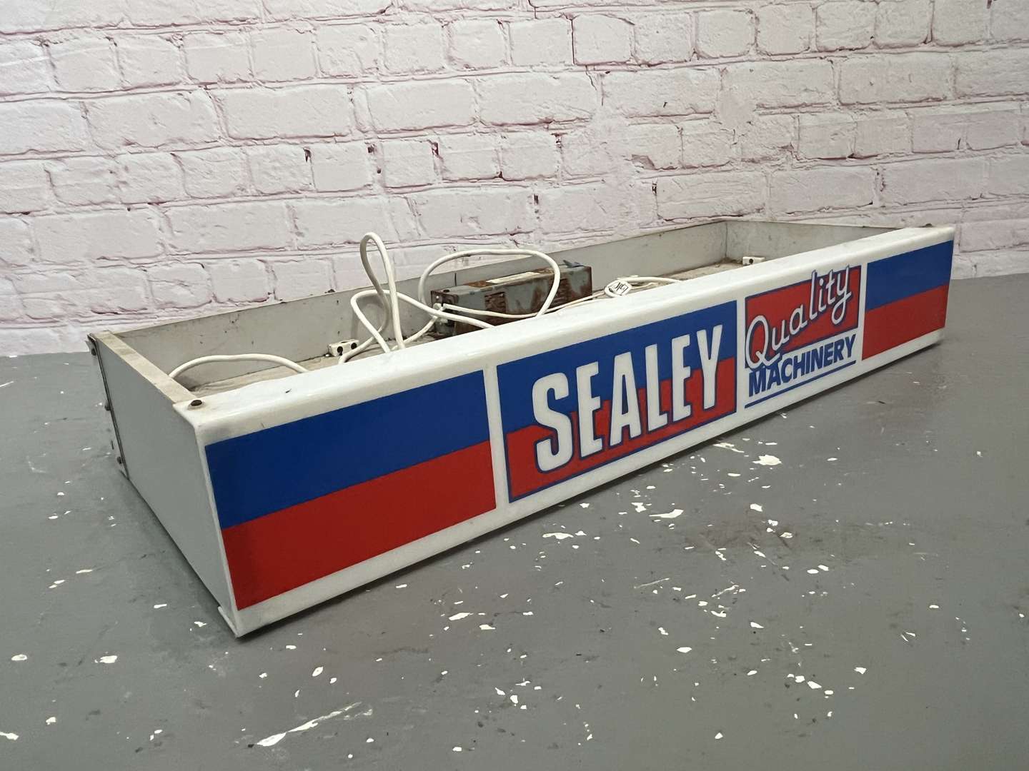 <p>Sealey Quality Machinery Illuminated Display Top Sign</p>