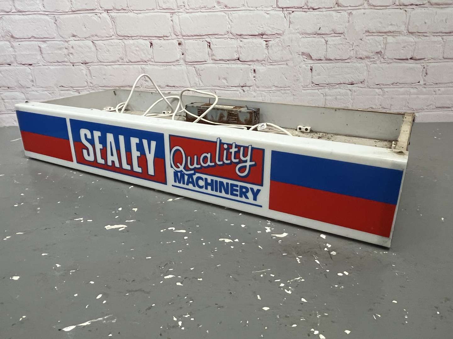 <p>Sealey Quality Machinery Illuminated Display Top Sign</p>