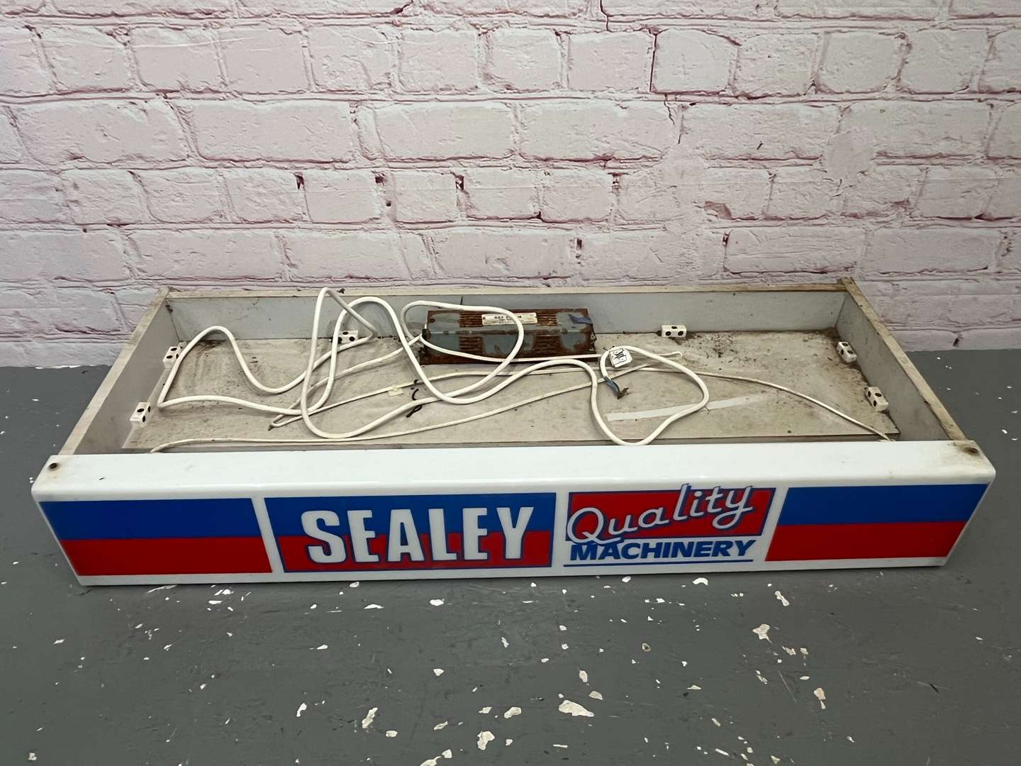 <p>Sealey Quality Machinery Illuminated Display Top Sign</p>