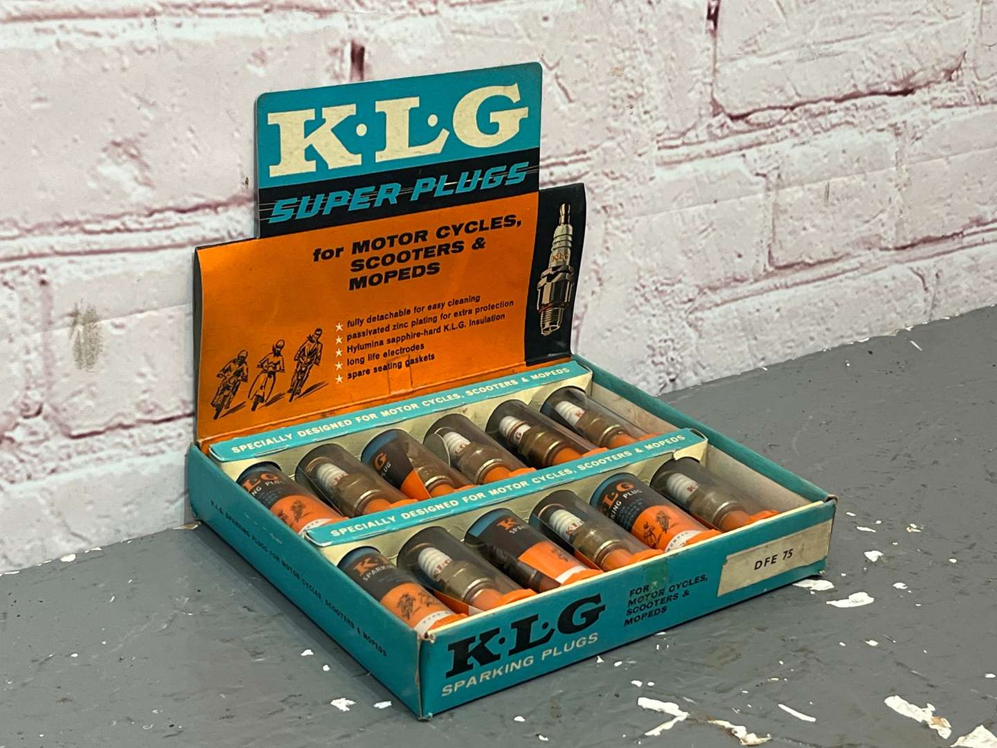<p>Box Set of 12 KLG Spark Plugs&nbsp;</p>