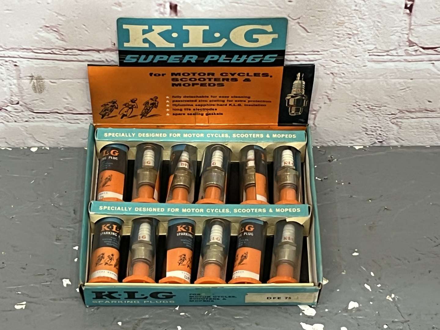 <p>Box Set of 12 KLG Spark Plugs&nbsp;</p>