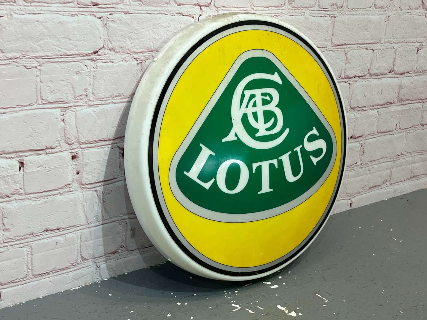 <p>Lotus Illuminated &nbsp;Circular Sign</p>