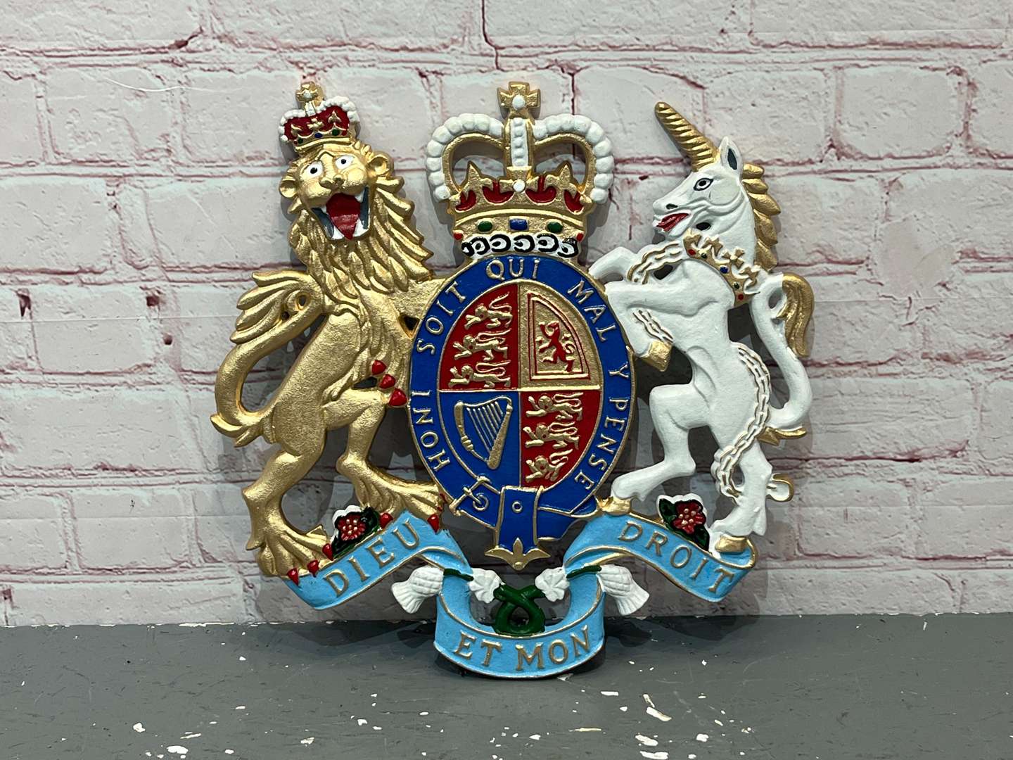 <p>Cast Aluminium&nbsp;Royal Coat of Arms&nbsp;</p>