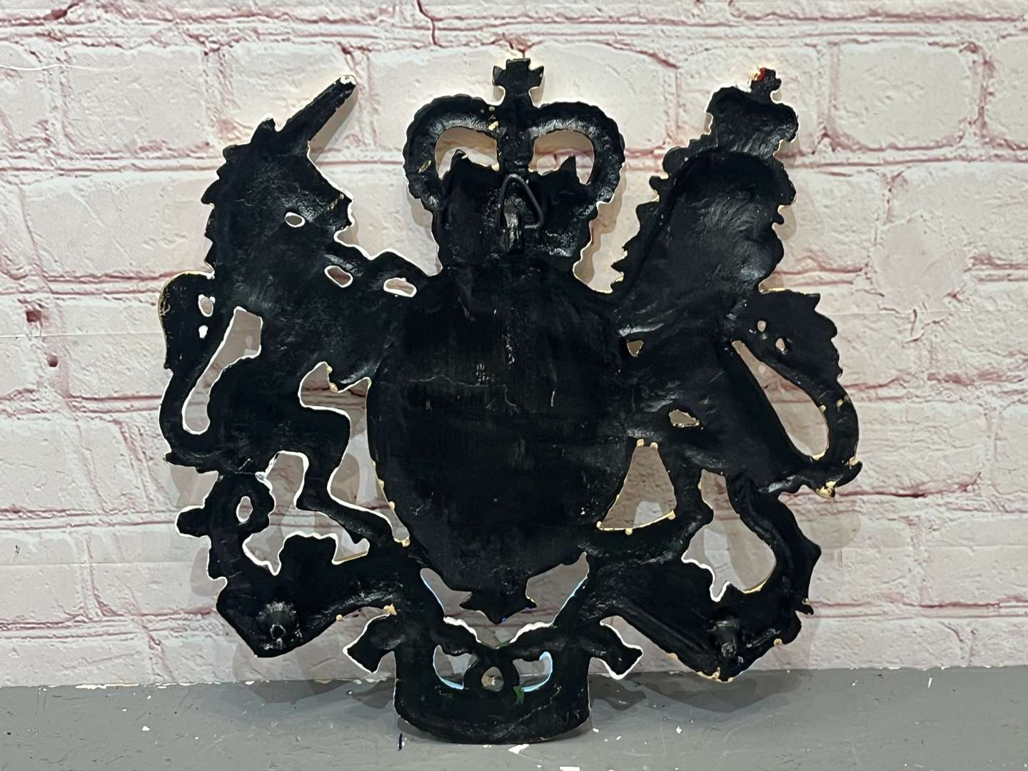 <p>Cast Aluminium&nbsp;Royal Coat of Arms&nbsp;</p>