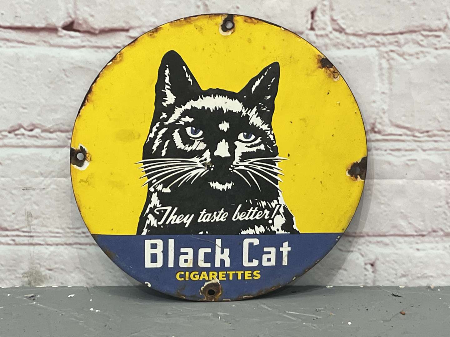 <p>Black Cat Cigarettes Small Enamel Circular Sign</p>