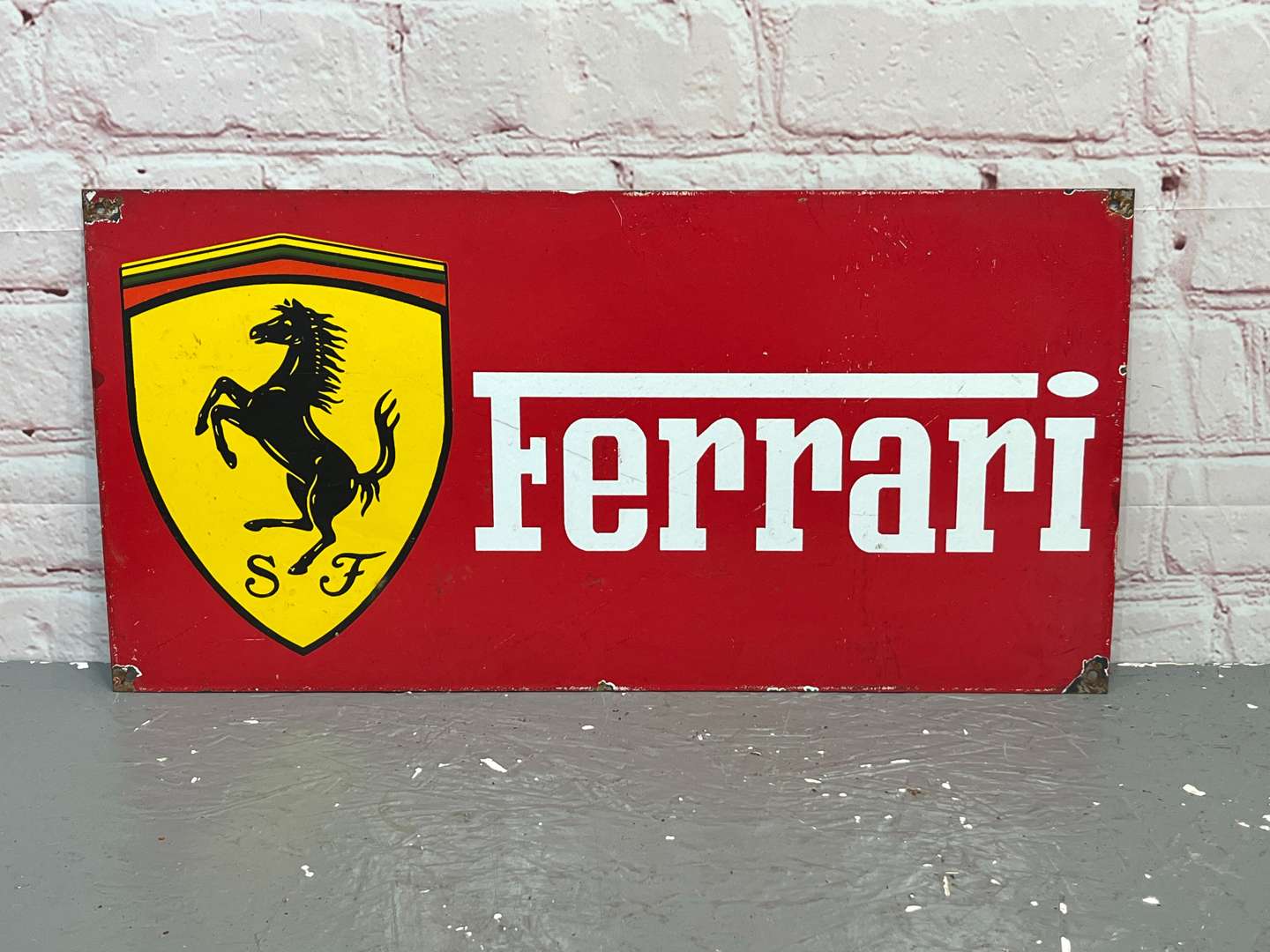 <p>Ferrari Emblem Enamel Sign</p>