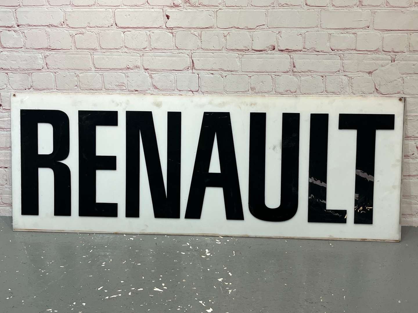 <p>Renault Large Perspex Dealership Sign</p>