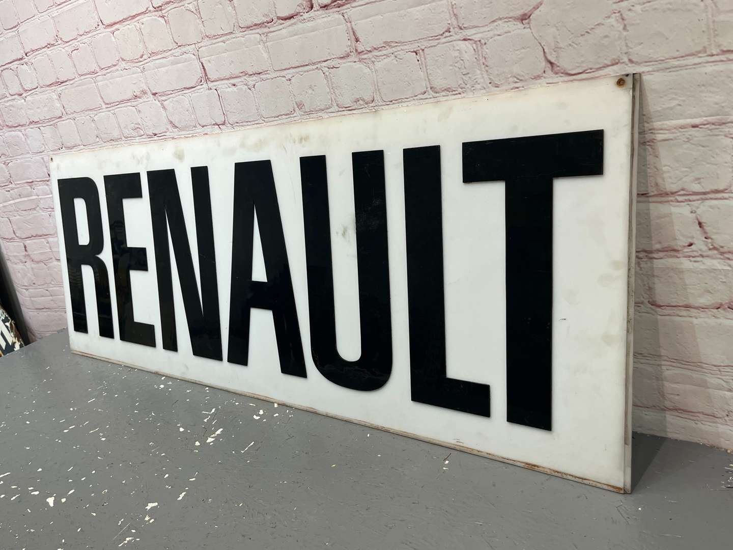 <p>Renault Large Perspex Dealership Sign</p>