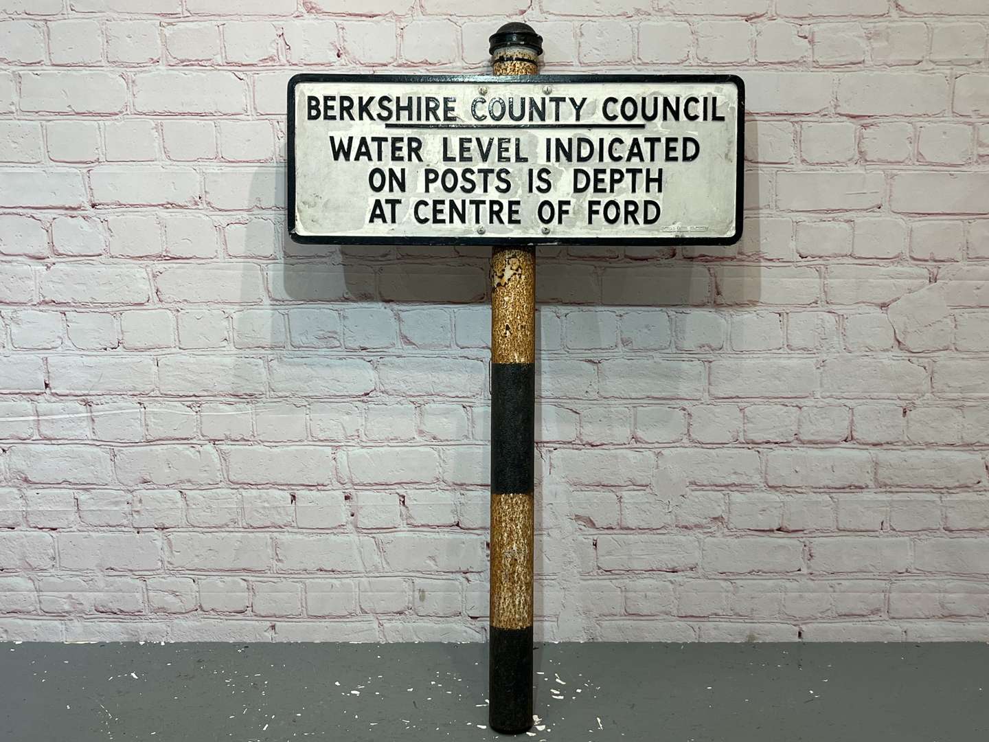 <p>Berkshire County Council Water Level Pole Sign</p>