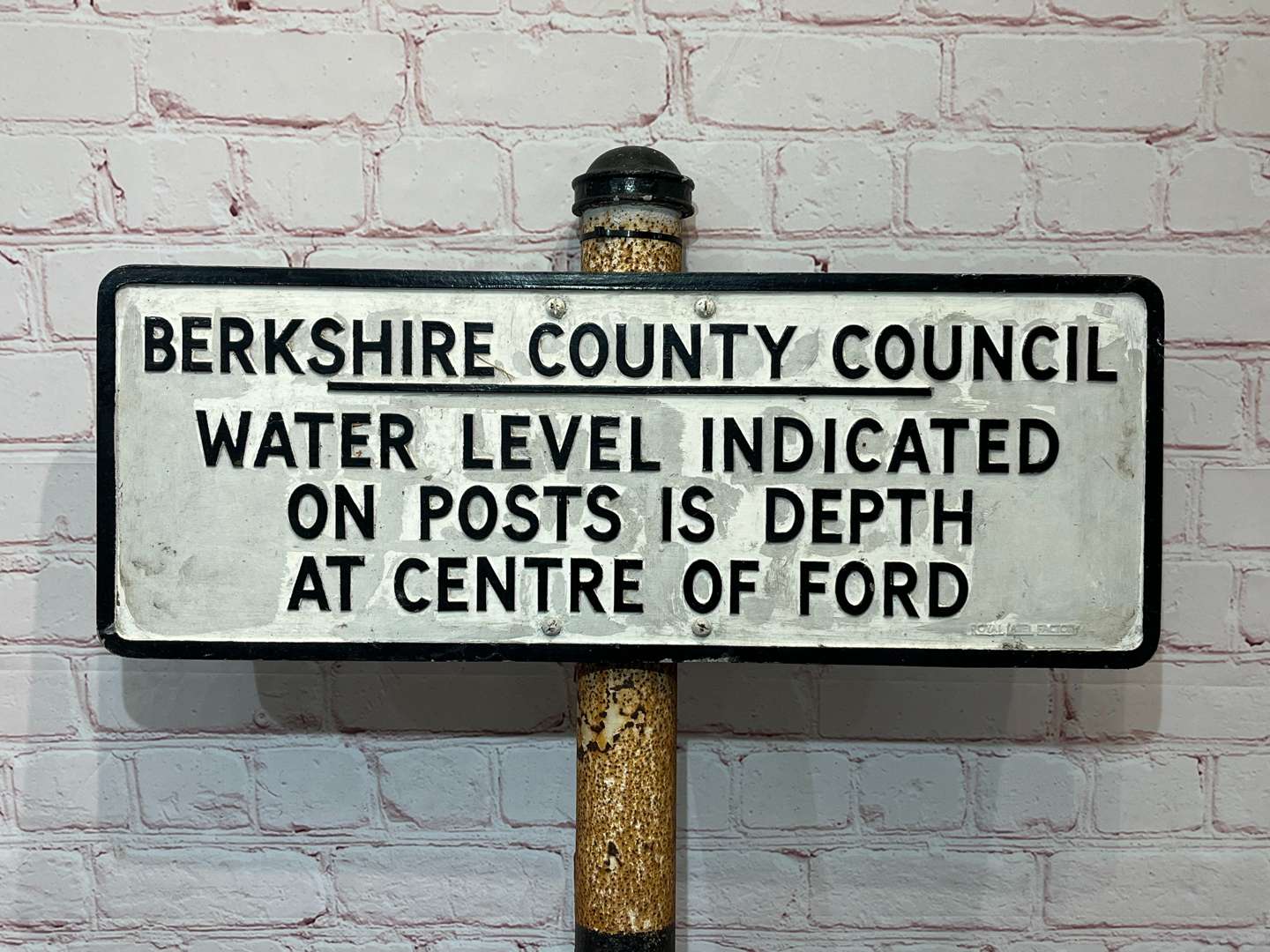 <p>Berkshire County Council Water Level Pole Sign</p>