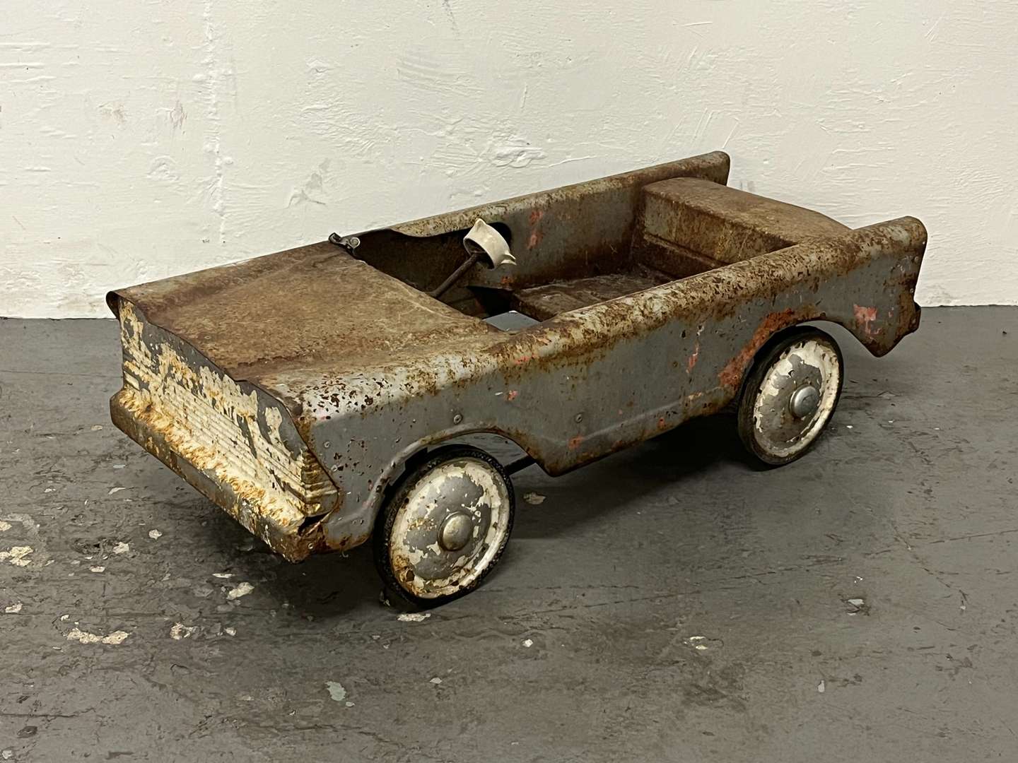 <p>Tin Plate Childs Pedal Car (For Restoration)</p>