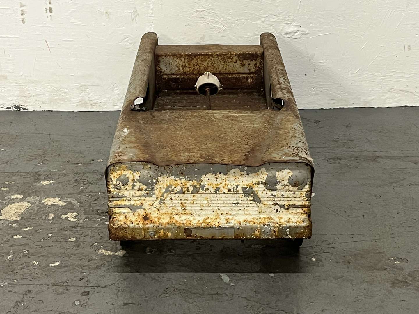 <p>Tin Plate Childs Pedal Car (For Restoration)</p>