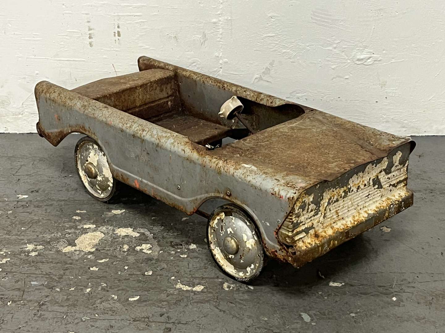 <p>Tin Plate Childs Pedal Car (For Restoration)</p>